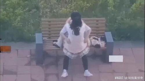 校园情侣吃瓜照片,吃瓜照片曝光，甜蜜互动引网友热议