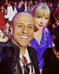 霉霉吃瓜现场kiss,甜蜜瞬间引粉丝尖叫