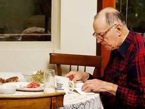 路上吃瓜老人图片真实,老人悠闲度日