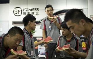 快递小哥吃瓜现场,现场直击瓜界风云