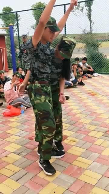 湖南教官吃瓜视频,揭秘军营里的“另类”娱乐